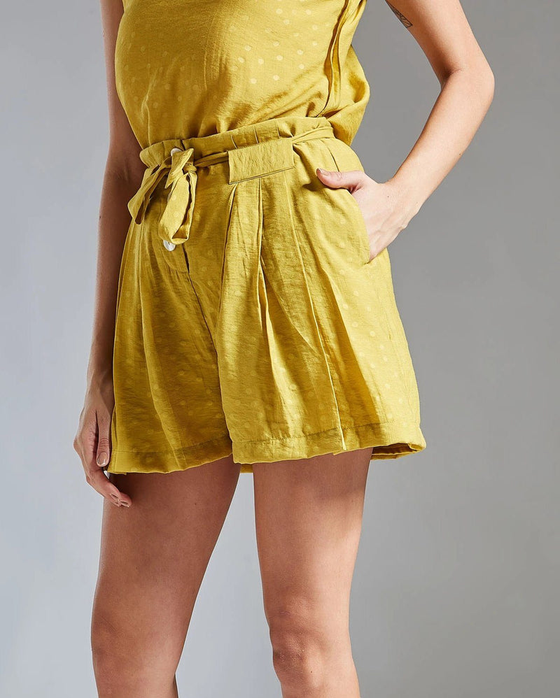 COPPER- PLEATED WOMEN'S SHORTS - YELLOW